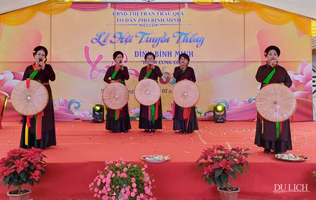  Biểu diễn hát quan họ tại Lễ hội đình Bình Minh.